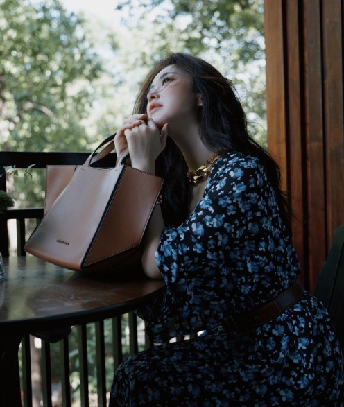 朱珠一款行走的裙子种草机