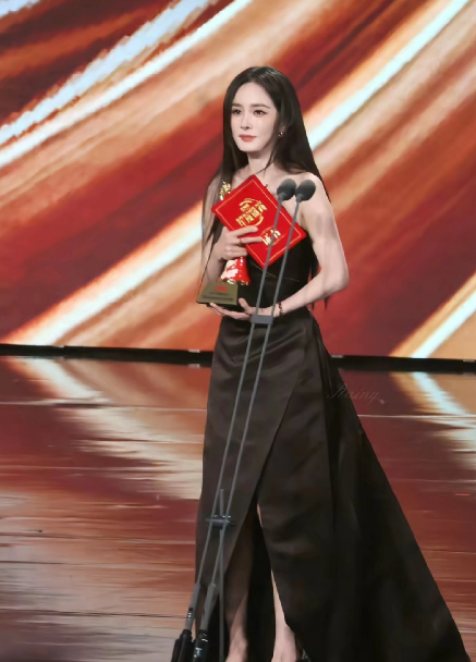 恭喜杨幂凭生万物获得总台视后，喜欢了十年的演员。我好喜欢看《生万物》好喜欢杨幂演