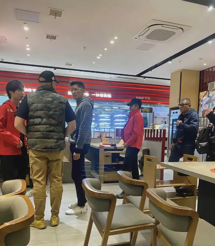 火锅店偶遇郭富城，他本人好小一只，1米65不能再多了，除了看起来很年轻非常精神，