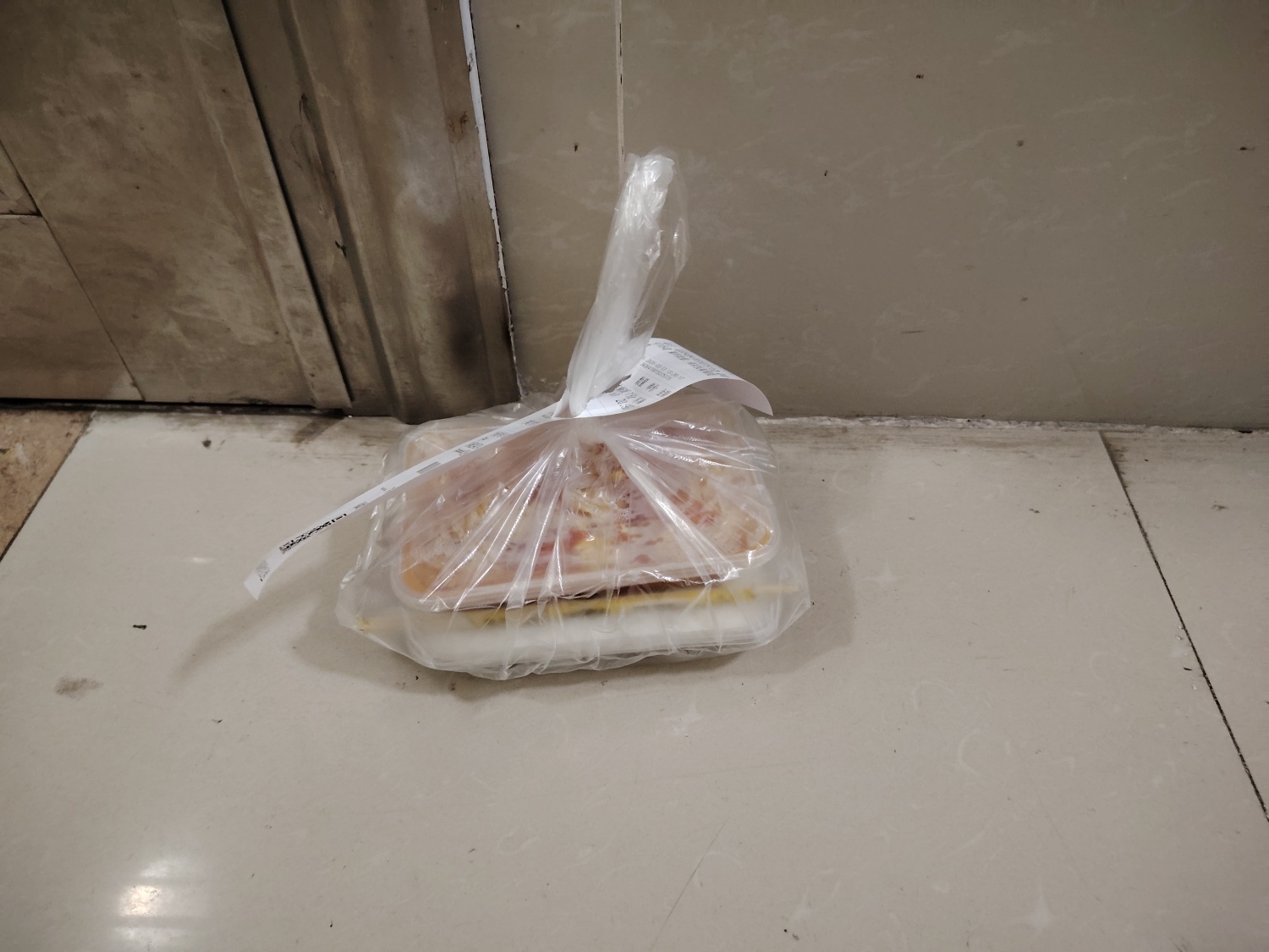 送外卖的时候我发现很多人都是备注让把外卖放在门口，就算有人开门拿的话，也只是探出