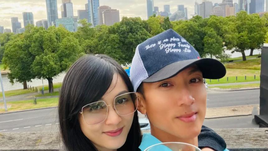 吴尊与妻子庆相恋30周年，一起看球赛很开心，晒少年时期甜蜜合照