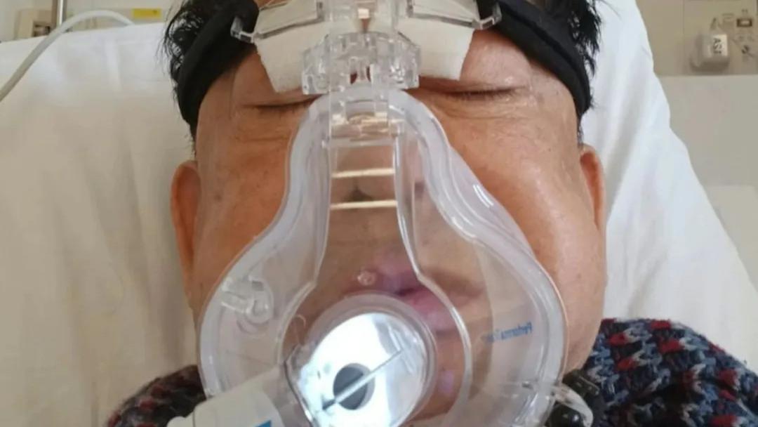 75岁前TVB男星坐轮椅插管上台，为养啃老儿子拼命工作，去年曾入ICU病危