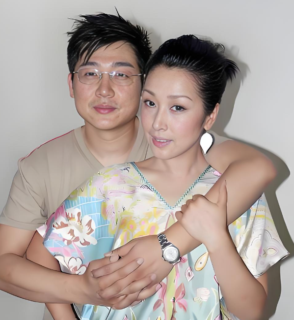 1989年冬天哈尔滨的夜冷得刺骨
17岁的孙悦听着隔壁父母越来越高的争吵声，猛地