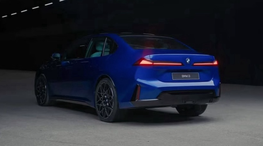 全新宝马i3的外观颜值非常漂亮。当然了，与之前曝光的概念车相比是有一定差距的。轮