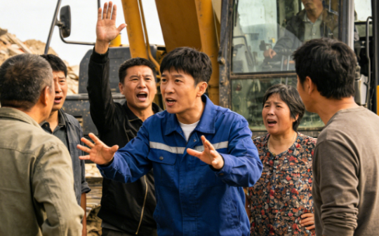 我费心费力帮两岸村民修桥，镇领导却逼我修改大桥位置帮他侄子挣拆迁费，我表面忍气吞声，反手撤资停工…