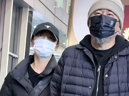 55岁的陈建斌和50岁蒋勤勤恩爱十足
走路也要手牵手，陈建斌的胡子长得口罩都遮不