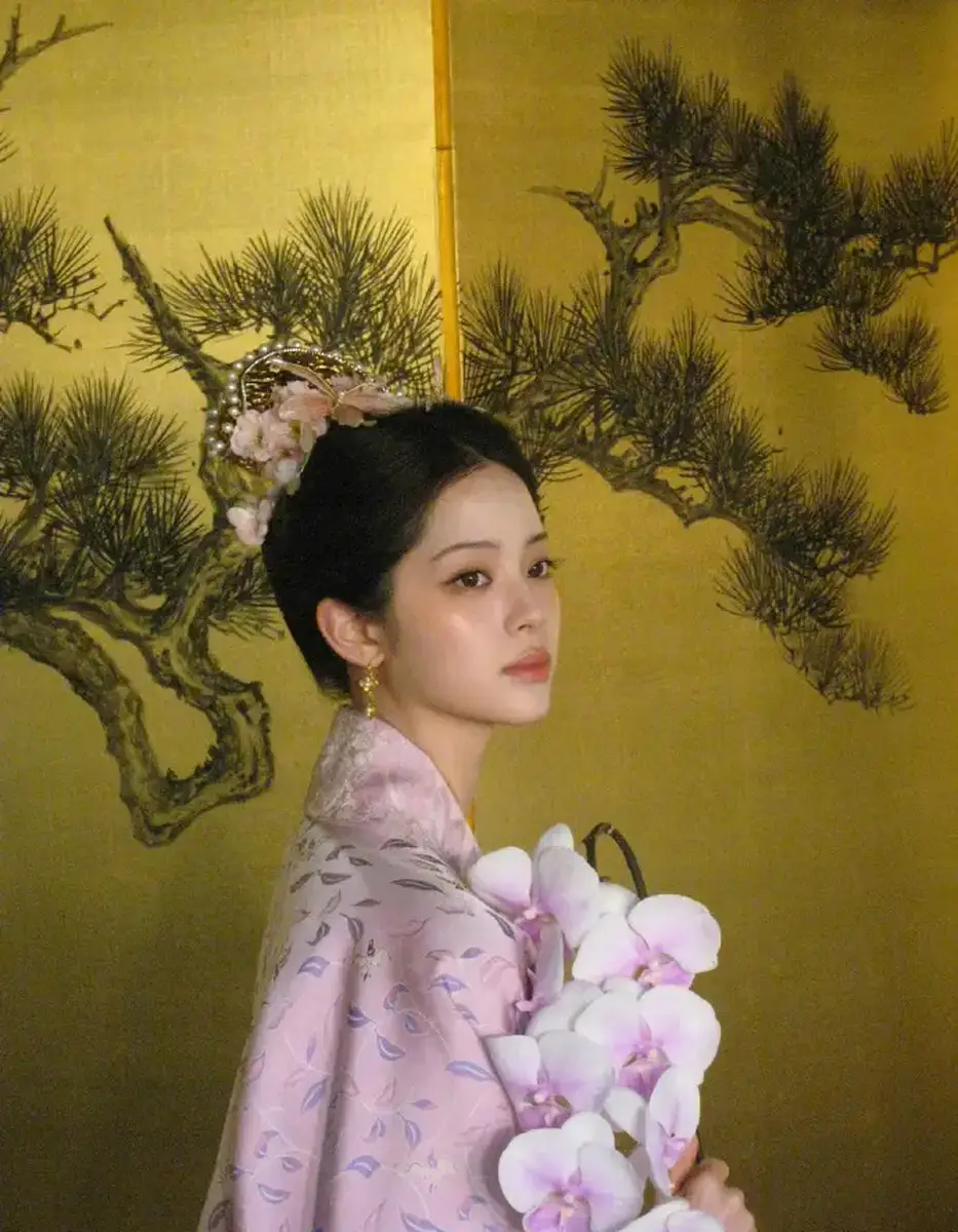 欧阳娜娜穿粉色古装典雅大气 戴鲜花装饰头冠好精致