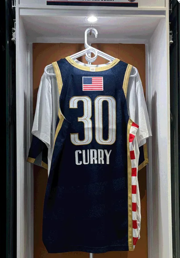 勇士官方在社交媒体动态上晒出了斯蒂芬-库里的全明星球衣，并配文：“全明星里的30
