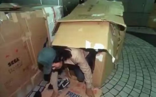 日本的斩杀线竟然比美国还狠，空巢老人无家可归露宿街头，纸箱成了他们的归宿