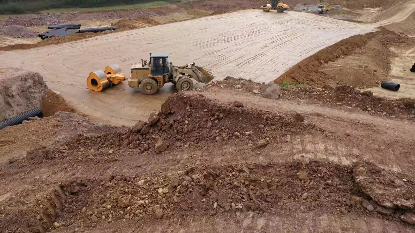 梅花碾压路机：筑路工程的钢铁梅花