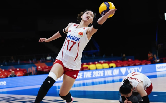 中国女排好样的，3:0拿下法国女排，而且压得法国三局比分均没上20，非常成功的复