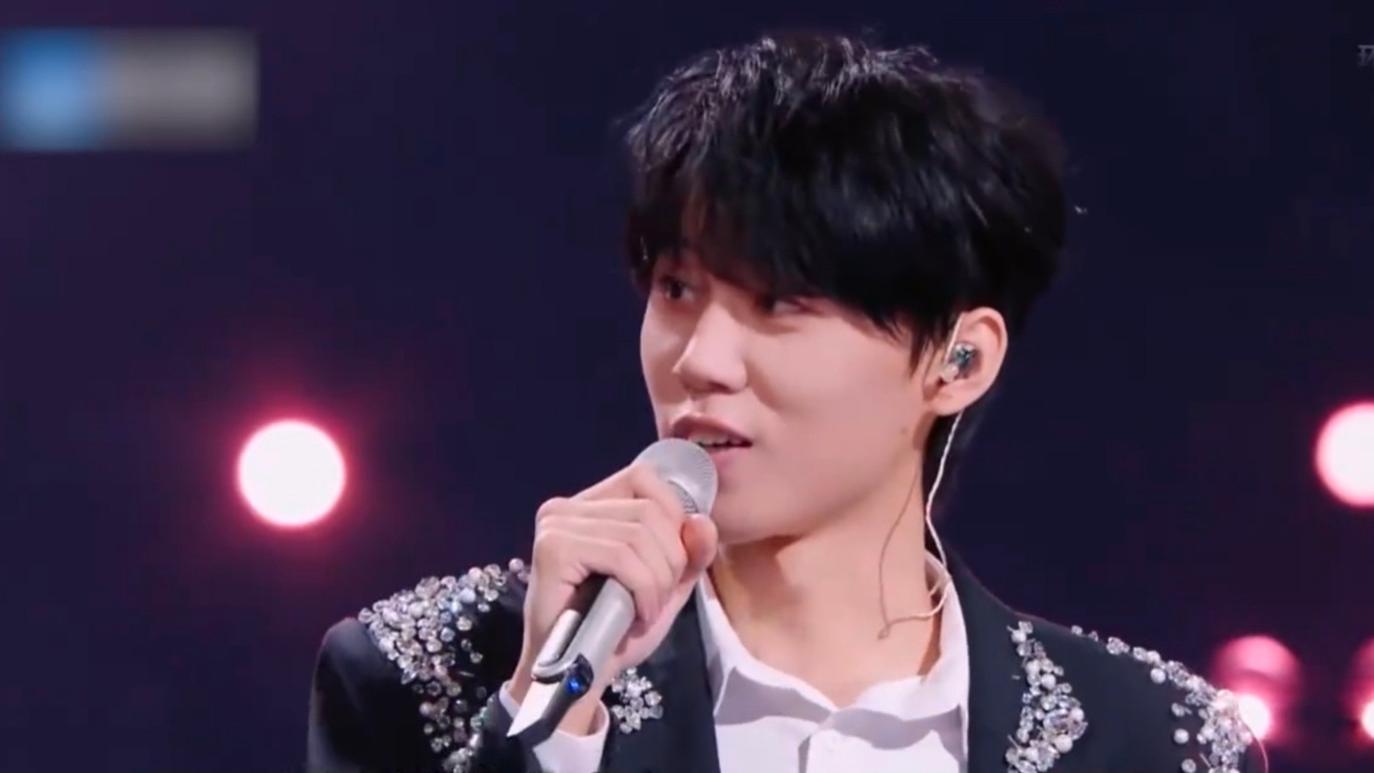 王翊恩直播哽咽自曝！27岁歌手藏着一段形式婚姻，网友吵翻了