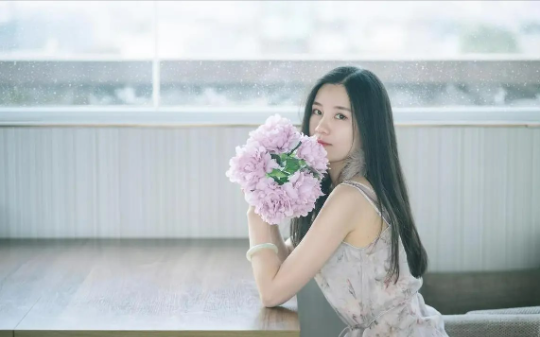 红龙鱼被剁了后，老实人父亲吃下那块鱼肉时，我知道这个家完了