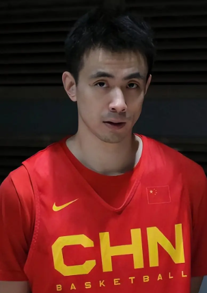 赵继伟还是老了，对抗强度一高自己很容易受伤，好在经验，组织，传球还在！
说实话，