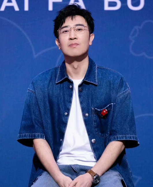 很多年后于和伟才知道他当年在上海读书
让女友宋林静每月帮他给妈寄20块钱
谁料，