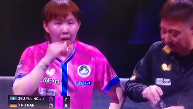 这次朱雨玲出场穿的球衣上面印有天津大学。记者采访她说：干津大学是我工作的地方，和