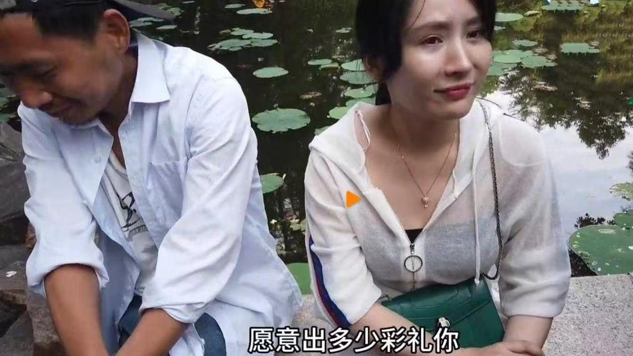 62岁大爷相中年轻美女，心动不已主动出击，每月拿30万零花钱养她
