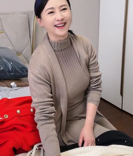 演员翁虹在社交媒体上更新视频
并畅聊自己的育儿经。针对自己富养女儿的传言，翁虹幽