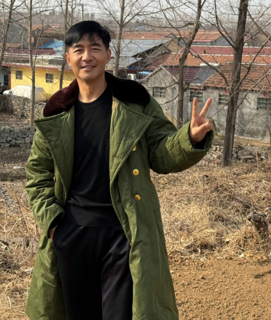 郭晓东带着他的媳妇程莉莎回到了老家大坊前村