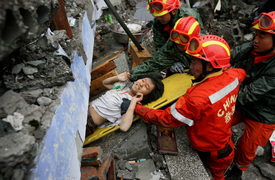 2008 年 5 月 13 日汶川地震中，一名埋在废墟里的小男孩获救。