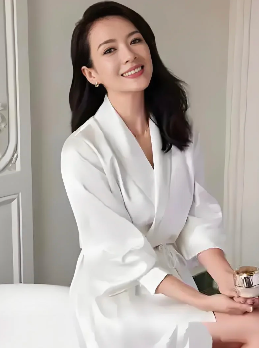 章子怡真的很需要重回香港影坛
她在内娱过得很憋屈。章子怡在内地参加活动，脸上的疲