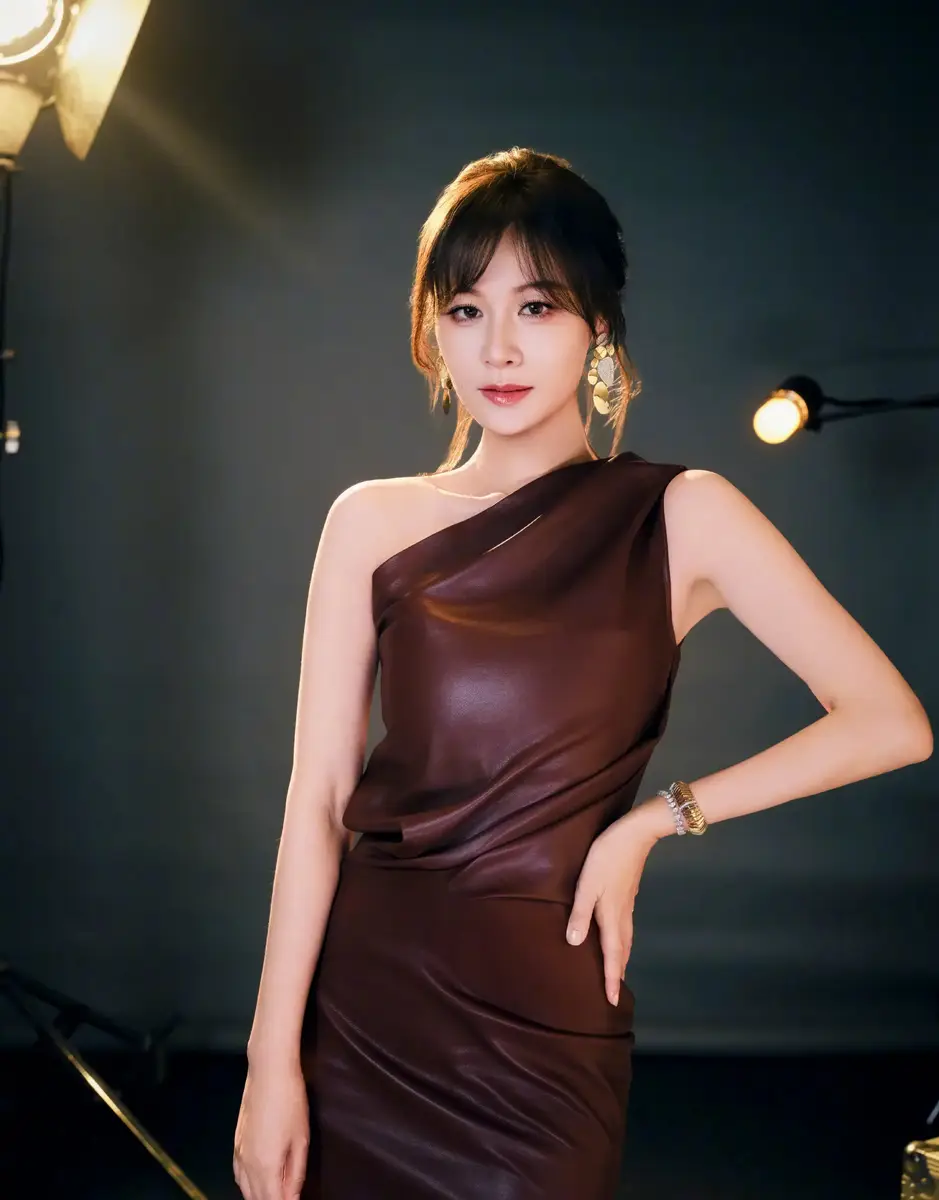 叶一茜穿棕褐斜肩皮裙气场全开 光影间尽显熟女魅力