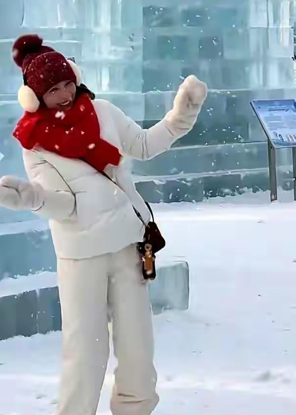 42岁吴昕羽绒服穿搭炸出圈！哈尔滨街拍被夸“返老还童”，这状态谁信啊？