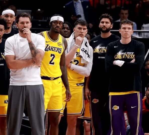 湖人媒体Sleeper Lakers更新动态，晒出一则讨论与球迷分享：
提醒：杰