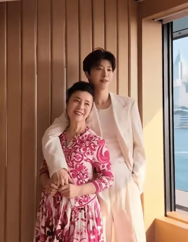 5月3日，范丞丞妈妈冲上热搜 
不是因为沾儿子范丞丞的光
也不是因为别人
纯粹是