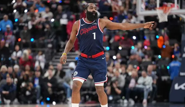 据报道，快船将哈登送到骑士，得到加兰和一个次轮签。
ESPN资深记者跟进报道，哈