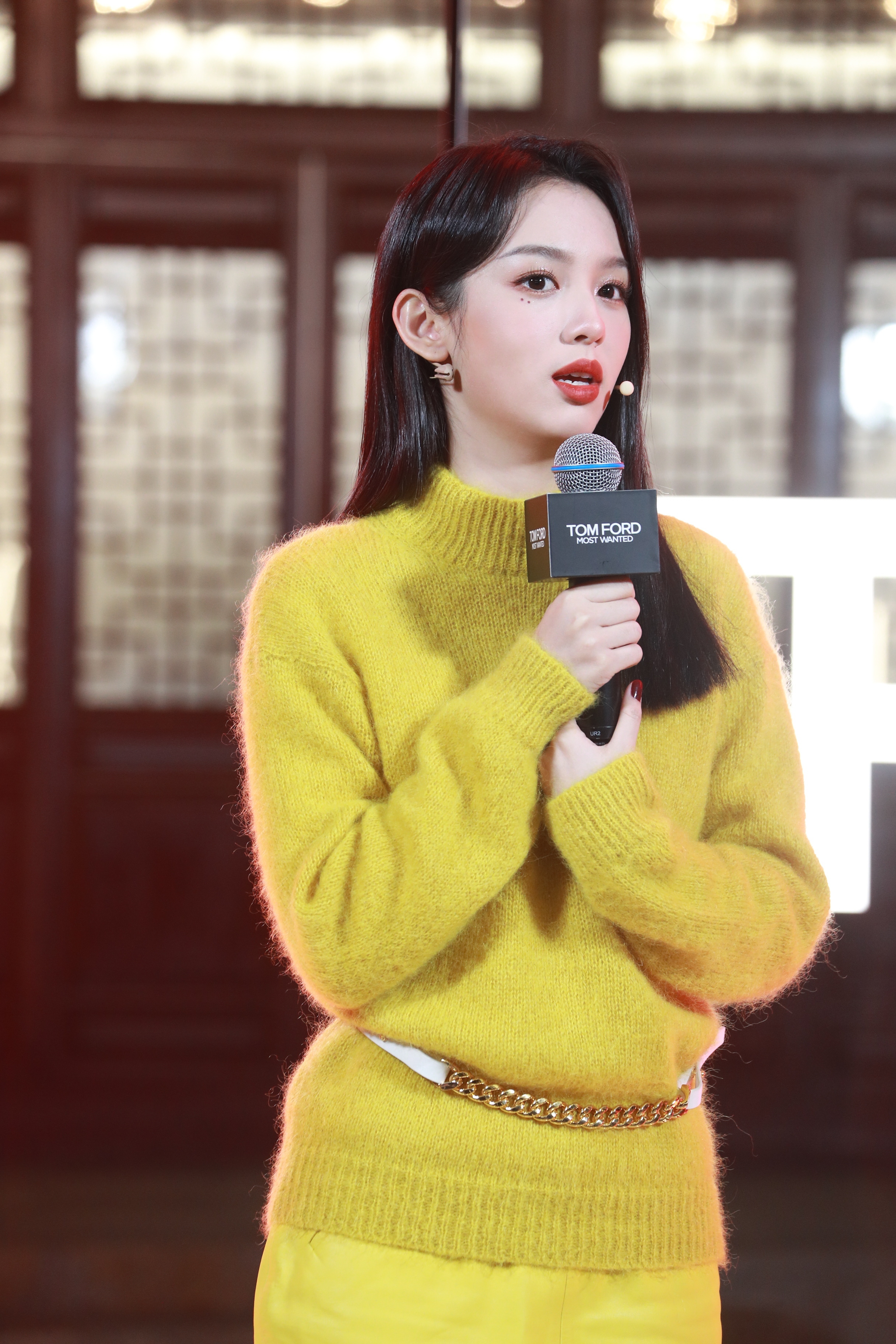 周也杀疯TOM FORD活动！明黄毛绒衫+金链腰封神，中式窗格前把复古甜酷玩成教