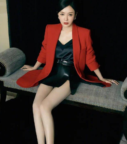 时尚优雅的气质，精致的妆容，个性十足的穿搭，写真照片很漂亮