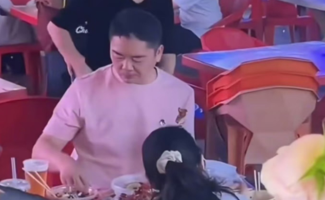 刘强东是带着家人一起来福州旅游了旁边男生疑似他大儿子
有人在福州夜市偶遇刘强东，