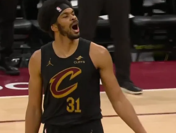 NBA季后赛，骑士以（4）114-102（3）战胜猛龙。
比赛最后，阿伦对着巴雷