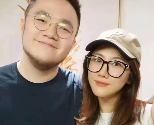 主持人问王博谷："巴图在家里干家务活吗？"王博谷说："他在家很勤奋地干家务活，但