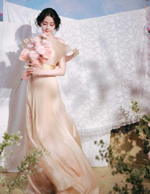 庭院一隅泛起油画柔光，玫瑰于指尖绽放