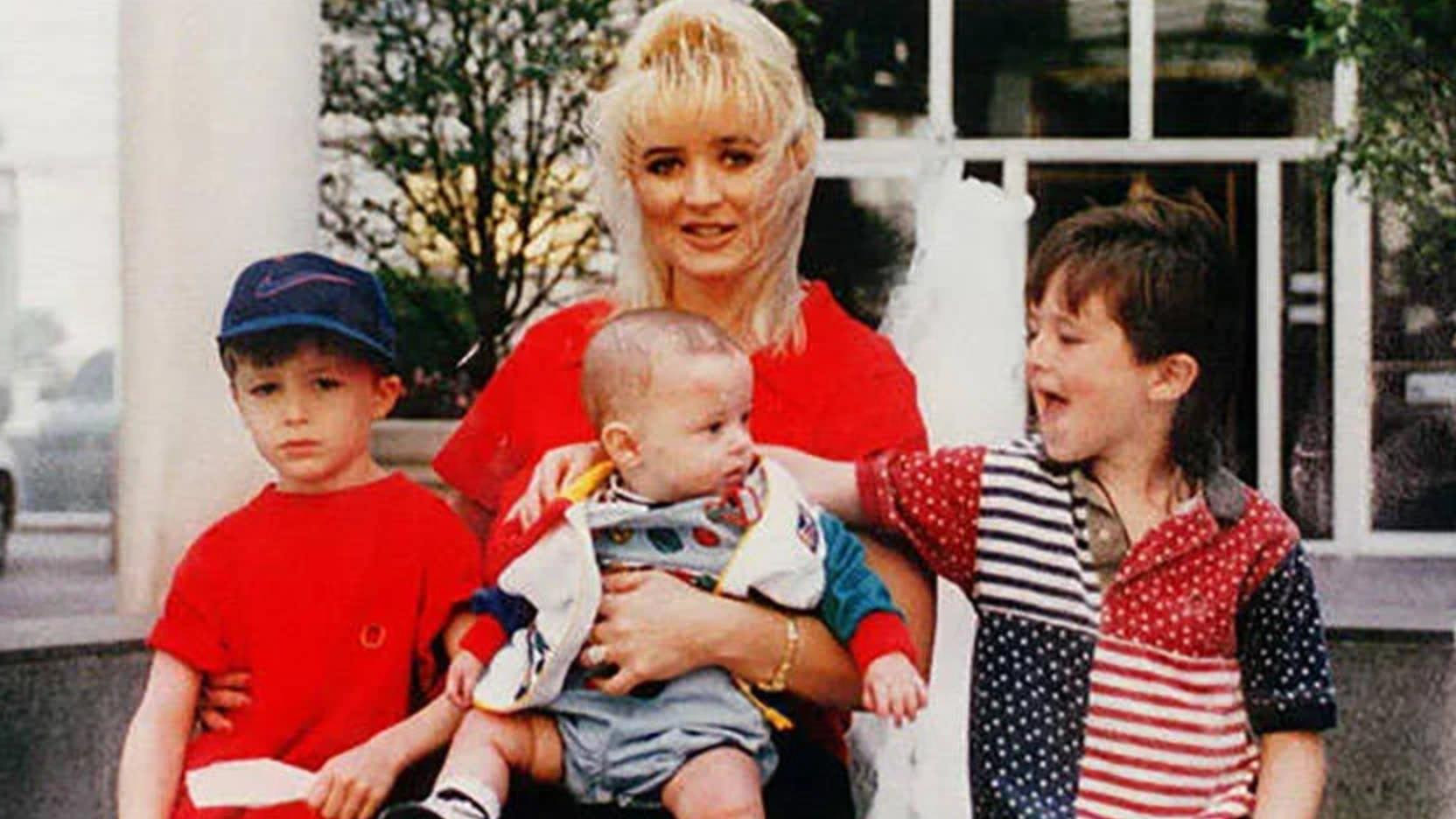 美国两男童兄弟夜晚在家惨遭杀害，他们母亲因一段视频成为嫌疑人