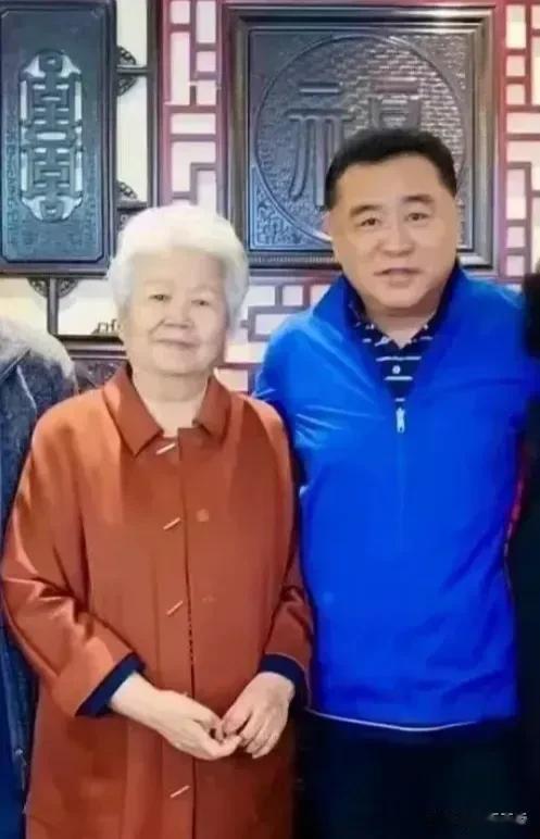 邢质斌大姐已经70多岁了,虽然容颜变老、头发变白,但是精神仍然矍铄。 

她曾是