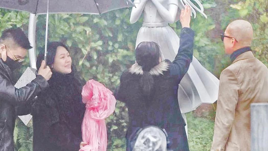 S妈现身大S纪念雕像揭幕仪式，全程由具俊晔搀扶，小S用幽默方式主持仪式