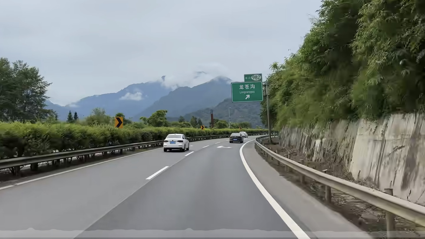 新手开车，选高速公路还是国道？老司机一次性说清怎么选