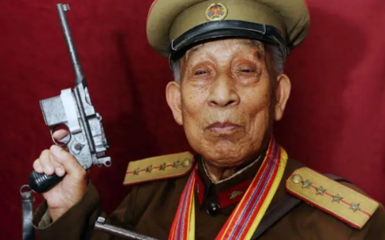 96岁山东老人持双枪70多年，警察上门收缴被拒，他的身份太可怕了，直言我是合法持枪…