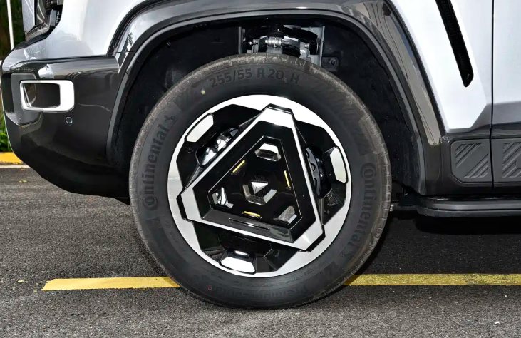 18.59万直接上四驱，深蓝G318旷野版和两驱同价，值不值得选
在设计层面，四