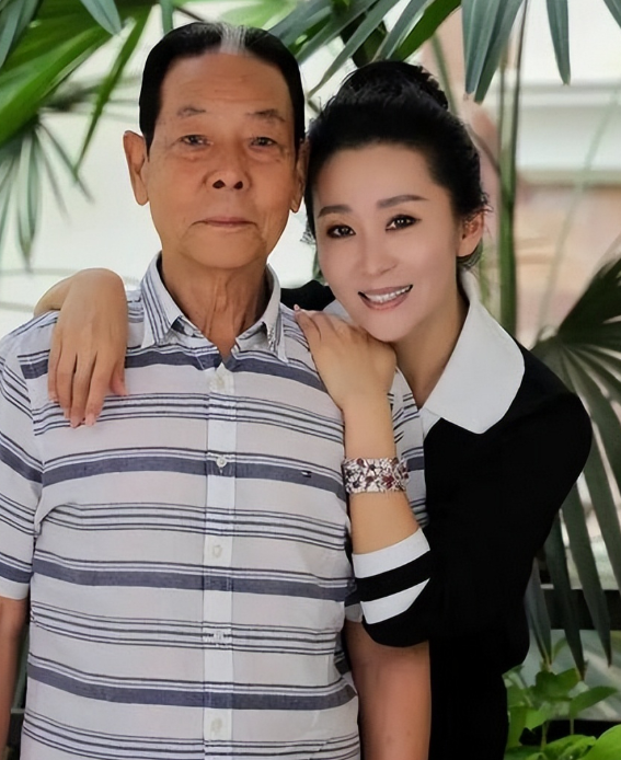 苗圃与大19岁丈夫同框的照片引发热议

不少人嘲讽二人看着像父女，质疑她放着大好