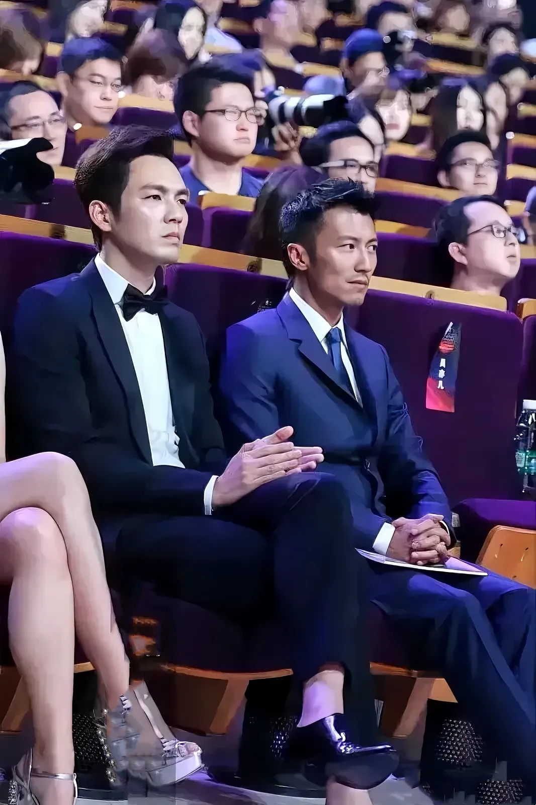 左边的是钟汉良，右边是谢霆锋，
一个是70后，一个是80后，
一个是身高183，