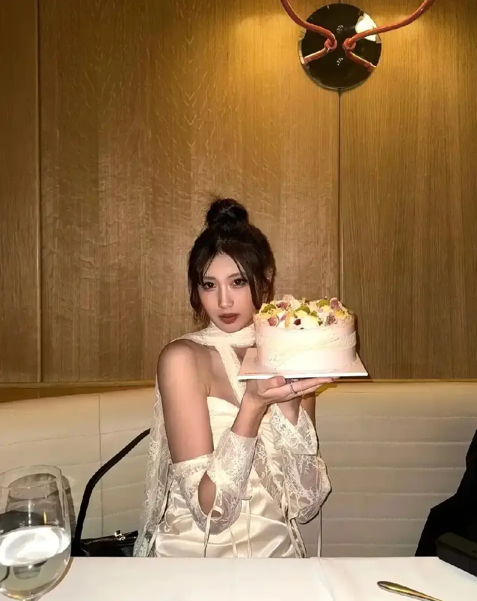 冯小刚养女徐朵穿抹胸裙庆生 手捧蛋糕性感又大方
