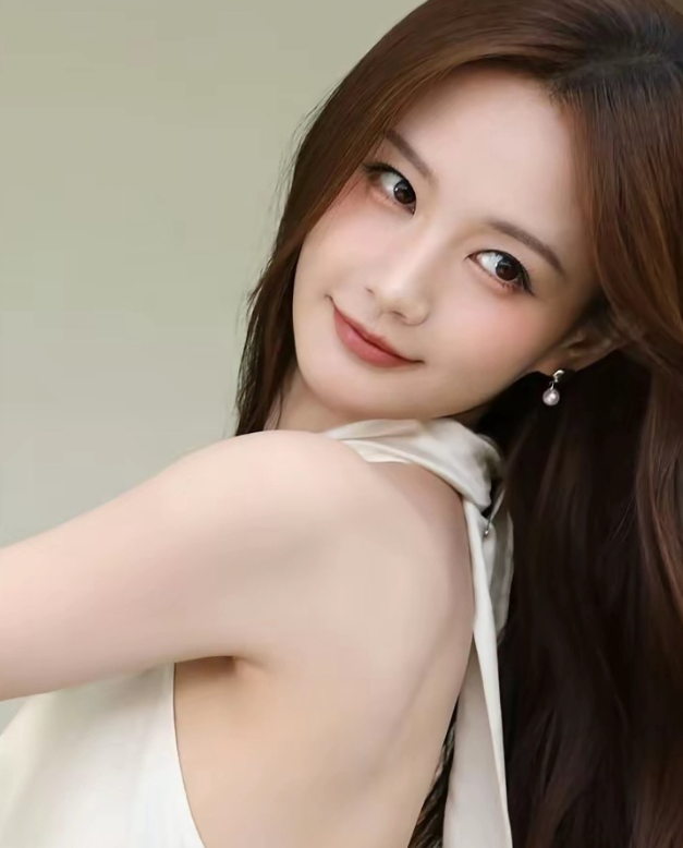 李一桐留气质披肩发，身穿一袭白色绸缎挂脖连衣裙，真气质养眼啊