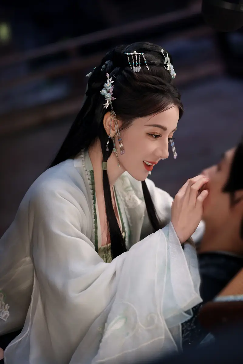 迪丽热巴穿白绿长裙笑容清甜 手持风车舞蹈娇俏灵动