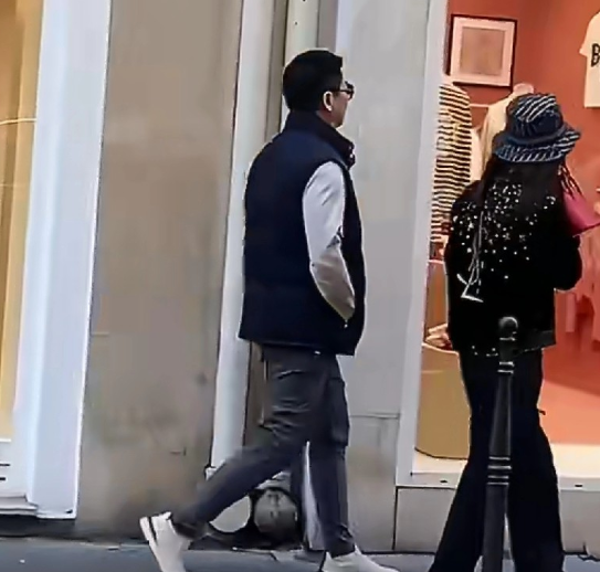 刘强东夫妻俩冲上热搜
之前频频曝出婚变传闻，这次被网友扒出俩人罕见合体的画面
原