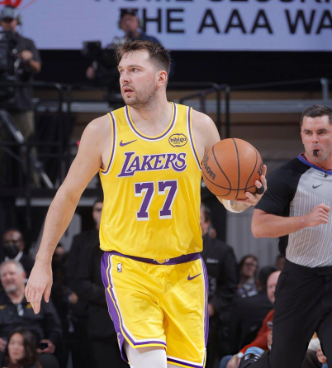 真正看球的，能发现1月份东契奇已经改变了自己的打法
突破和低位变多了，也不是一味