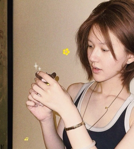 你镜头里不经意的挑眉，都在我相册里存了好几个版本